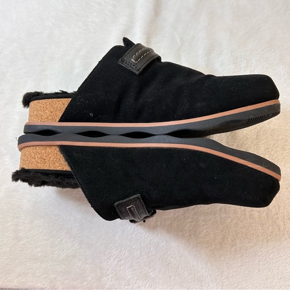 Clarks Women's Clog Shoes Size 8.5 M Black Faux Fur Lined Buckle Mules - Picture 4 of 9